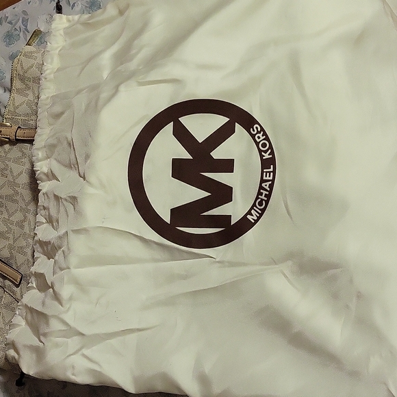 Michael Kors Jet Set Logo E/W Top Zip Tote - Picture 11 of 11